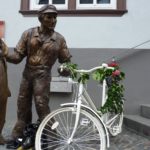 Bronzeskulptur "Ernst" mit geschmücktem Fahrrad